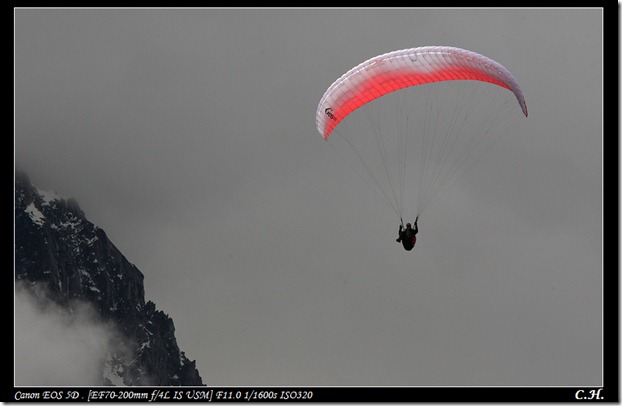 nEO_IMG_夏慕尼_灰雲中的飛行傘